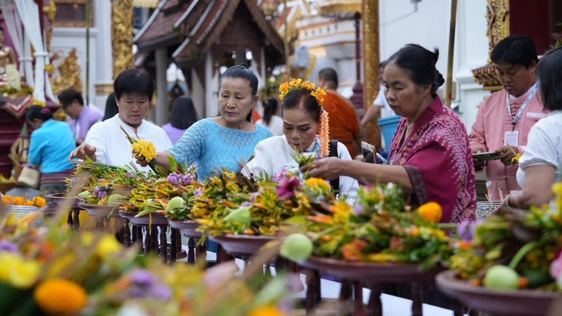 Sai Khan Dok Sa Due Mueang (Placing Floral Trays at the City's Navel) in Chiang Rai