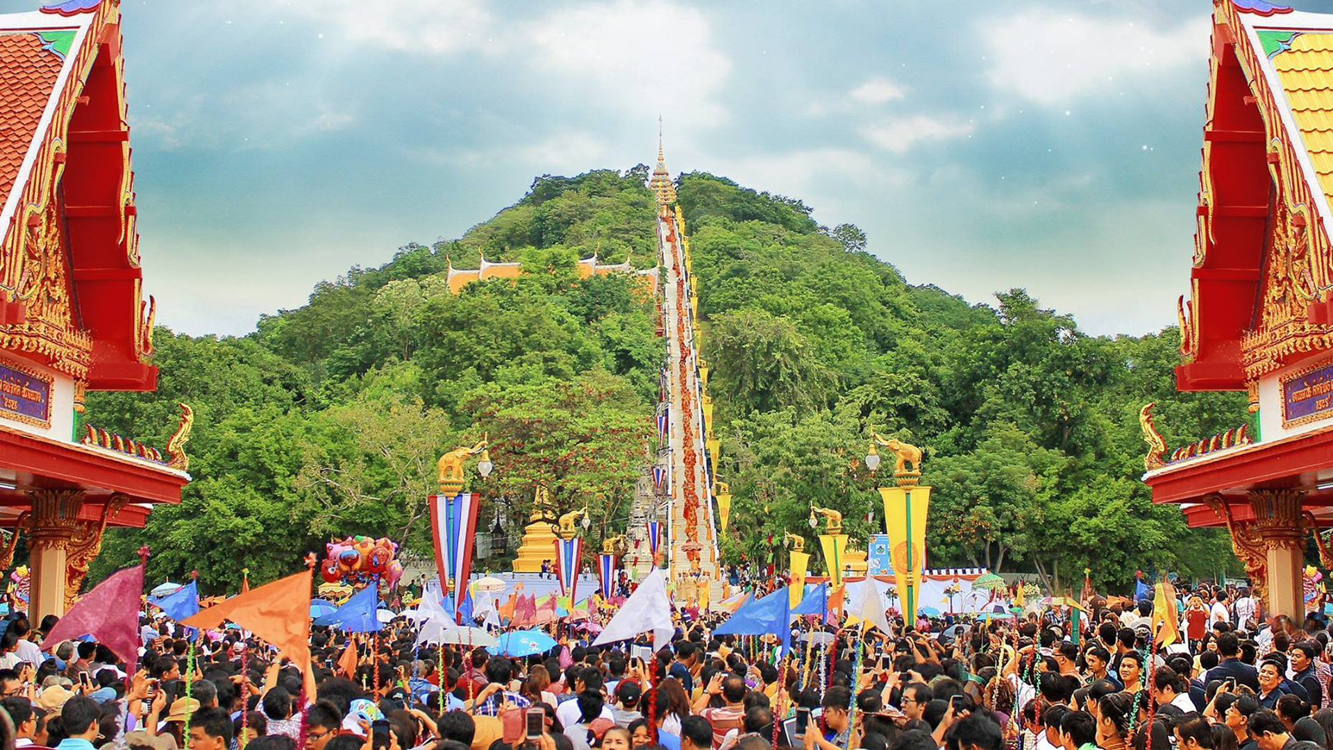 Tak Bat Thewo Tradition in Uthai Thani