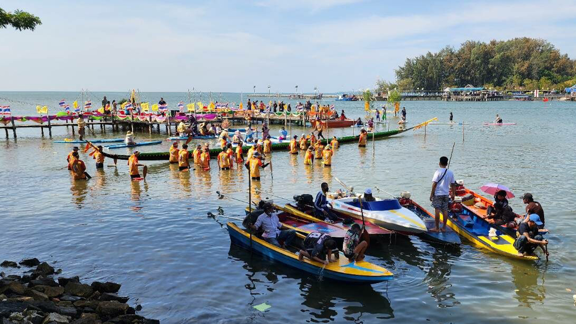 Thot Pha Pa Klang Nam (Water-Based Robe Offering) Festival