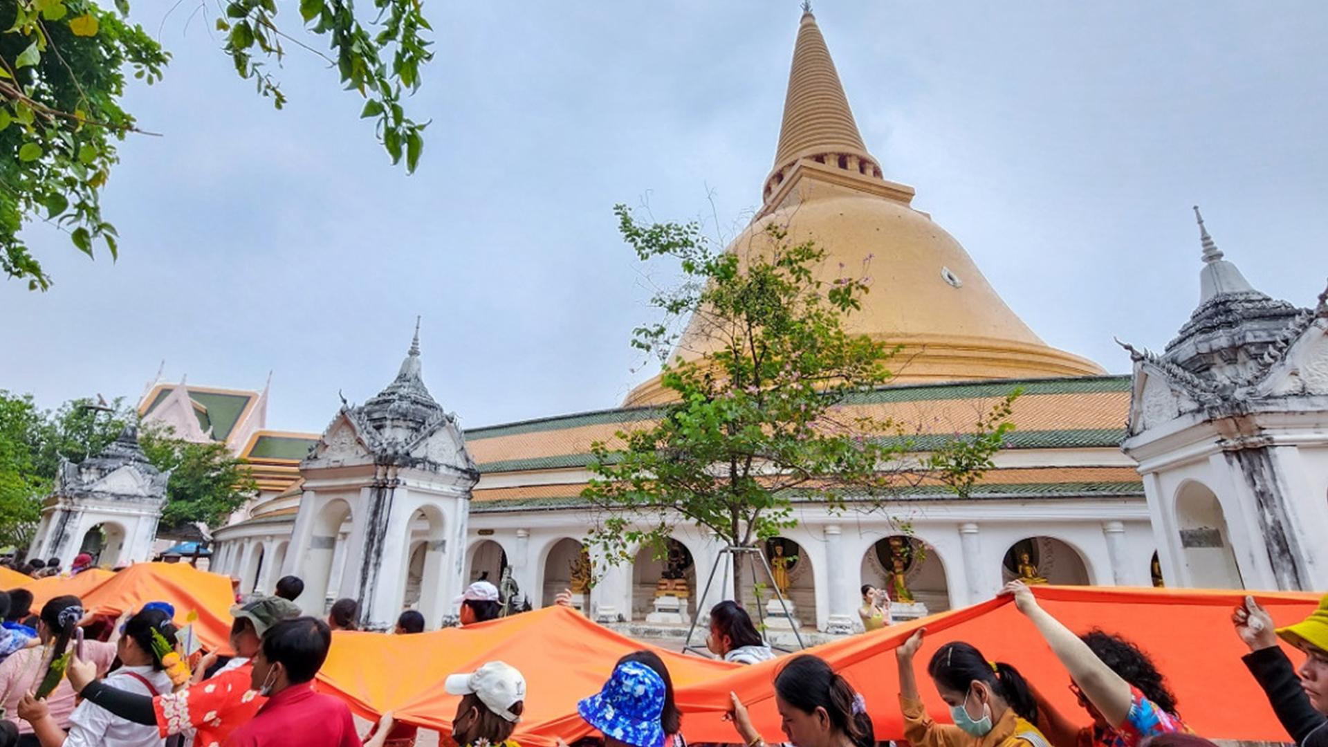 Phra Pathom Chedi Robe Offering Procession