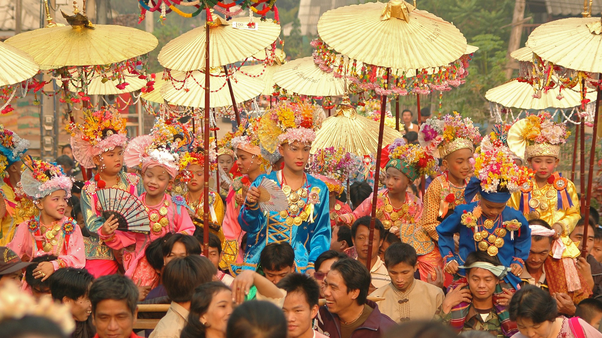 ประเพณีปอยส่างลอง