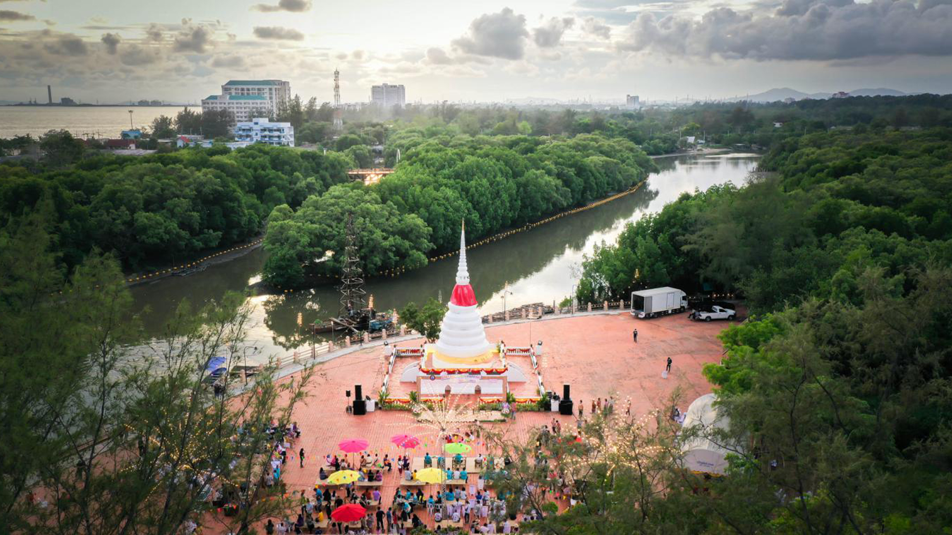 งานห่มผ้าพระเจดีย์กลางน้ำ