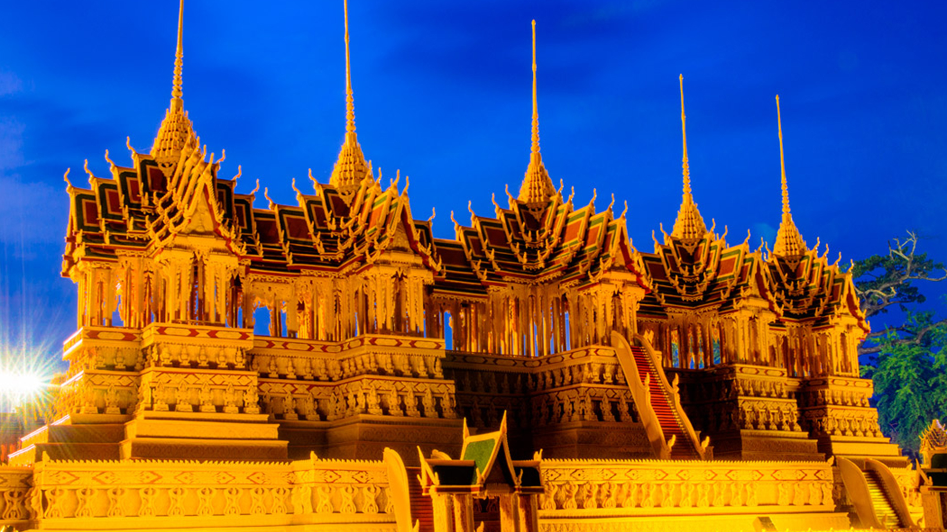 ประเพณีแห่ปราสาทผึ้ง
